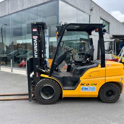 Huur een Hyundai 30D-9V - Dieselheftruck - Image #1